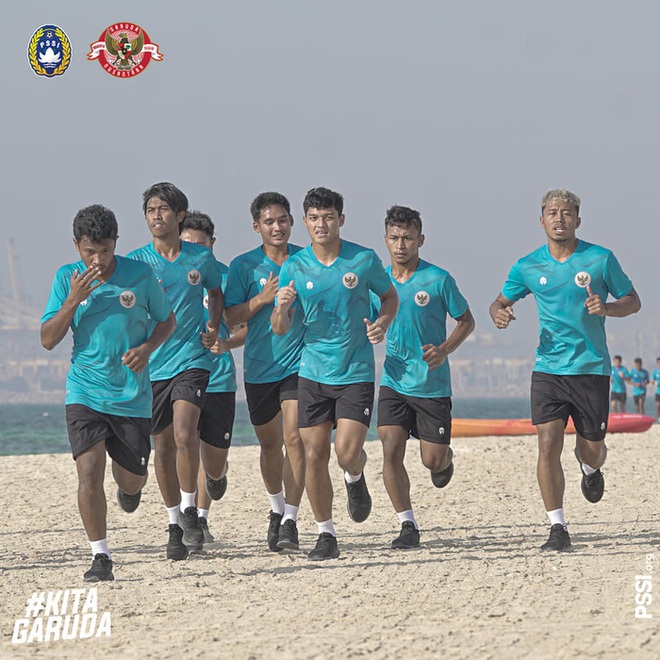 Đến UAE, đối thủ của tuyển Việt Nam cho cầu thủ chơi đ&ugrave;a tr&ecirc;n b&atilde;i biển v&agrave; ra lệnh ăn... hết c&ocirc;ng suất - Ảnh 1.