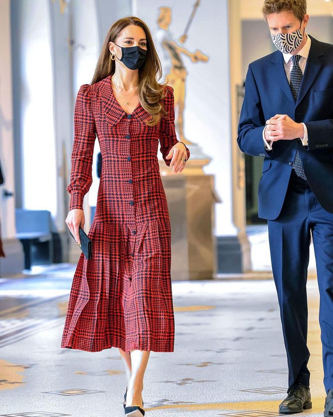 C&ocirc;ng nương Kate Middleton cũng c&oacute; ng&agrave;y bị ch&ecirc; mặc xấu hơn người mẫu h&atilde;ng, nguy&ecirc;n nh&acirc;n bởi một m&oacute;n phụ kiện - Ảnh 1.