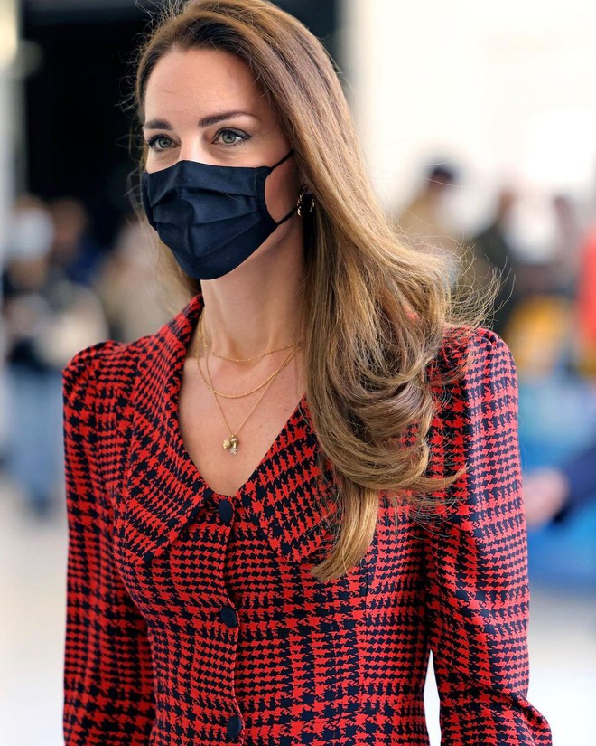 C&ocirc;ng nương Kate Middleton cũng c&oacute; ng&agrave;y bị ch&ecirc; mặc xấu hơn người mẫu h&atilde;ng, nguy&ecirc;n nh&acirc;n bởi một m&oacute;n phụ kiện - Ảnh 2.