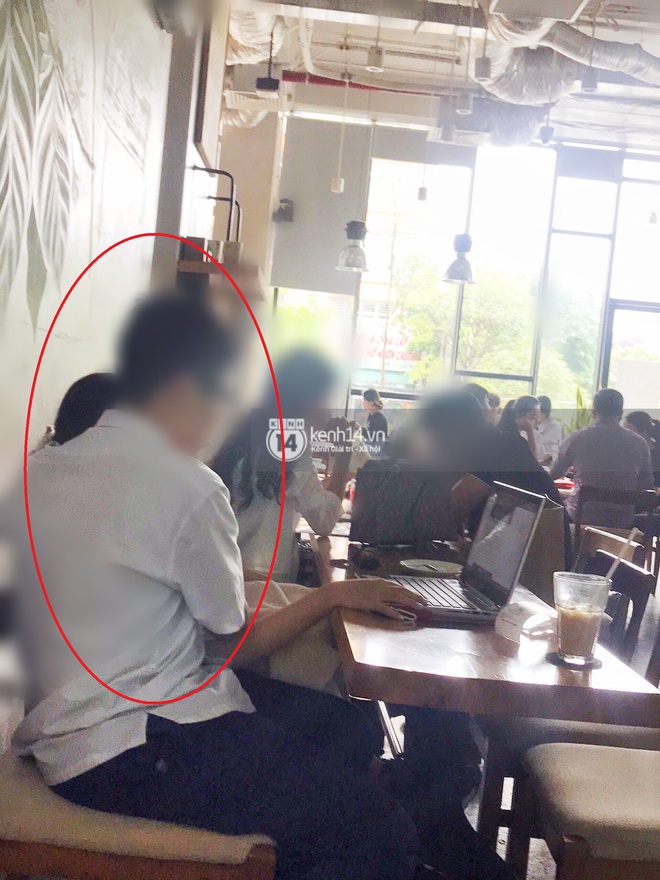Ảnh, video phản cảm: Nhiều nam sinh vô tư hôn hít, sờ soạng bạn gái quá đà trong quán nước trước cổng trường - Ảnh 14.