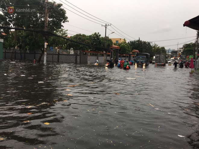 TP.HCM: Mưa lớn kéo dài khiến nhiều tuyến đường ngập nặng, người dân bất lực với phương tiện chết máy - Ảnh 23. TP.HCM: Mưa lớn kéo dài khiến nhiều tuyến đường ngập nặng, người dân bất lực với phương tiện chết máy - Ảnh 23.