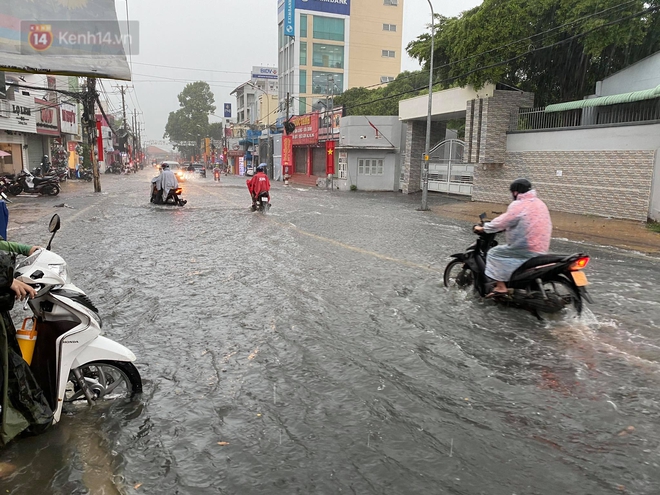 TP.HCM: Mưa lớn kéo dài khiến nhiều tuyến đường ngập nặng, người dân bất lực với phương tiện chết máy - Ảnh 7. TP.HCM: Mưa lớn kéo dài khiến nhiều tuyến đường ngập nặng, người dân bất lực với phương tiện chết máy - Ảnh 7.