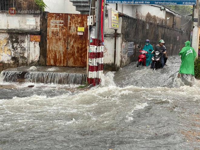 TP.HCM: Mưa lớn kéo dài khiến nhiều tuyến đường ngập nặng, người dân bất lực với phương tiện chết máy - Ảnh 8. TP.HCM: Mưa lớn kéo dài khiến nhiều tuyến đường ngập nặng, người dân bất lực với phương tiện chết máy - Ảnh 8.