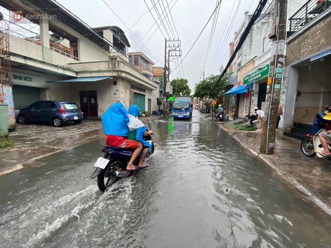 TP.HCM: Mưa lớn kéo dài khiến nhiều tuyến đường ngập nặng, người dân bất lực với phương tiện chết máy - Ảnh 12. TP.HCM: Mưa lớn kéo dài khiến nhiều tuyến đường ngập nặng, người dân bất lực với phương tiện chết máy - Ảnh 12.