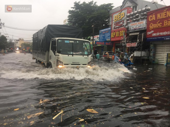 TP.HCM: Mưa lớn kéo dài khiến nhiều tuyến đường ngập nặng, người dân bất lực với phương tiện chết máy - Ảnh 20. TP.HCM: Mưa lớn kéo dài khiến nhiều tuyến đường ngập nặng, người dân bất lực với phương tiện chết máy - Ảnh 20.
