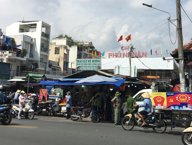 TP.HCM: Phong tỏa một phần chợ Phú Nhuận, hàng quán đóng cửa vì liên quan đến ca nghi mắc Covid-19 - Ảnh 1.