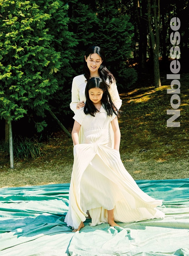 Lee Young Ae hack tuổi kinh ngạc trên tạp chí, thế nhưng con gái 11 tuổi của mỹ nhân Nàng Dae Jang Geum mới chiếm trọn sự chú ý - Ảnh 2.
