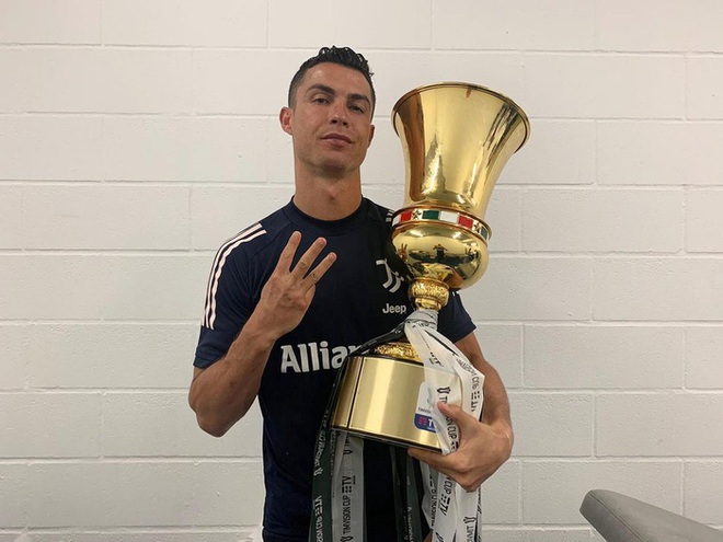 Georgina nhận về triệu lượt thả tim khi đăng ảnh chúc mừng Ronaldo, chiếm trọng spotlight là biểu cảm cực khó ở của CR7 - Ảnh 1.