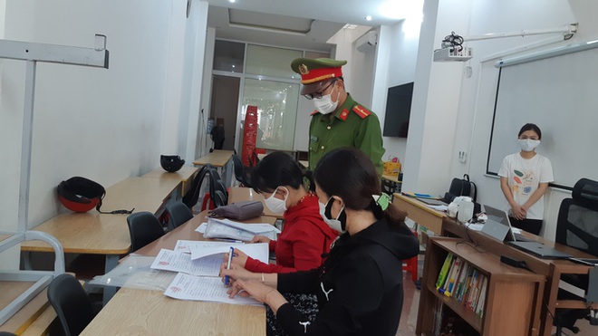 Bất chấp dịch Covid-19, cơ sở dạy tiếng Anh Trẻ Tr&acirc;u vẫn cho hơn 100 học sinh tụ tập - Ảnh 2.