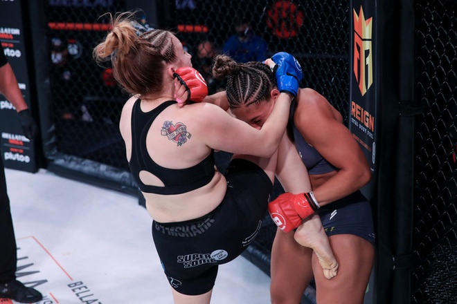 Hoa hậu l&agrave;ng MMA su&yacute;t bị bẻ g&atilde;y tay trong ng&agrave;y phải nhận thất bại chuy&ecirc;n nghiệp đầu ti&ecirc;n - Ảnh 1.