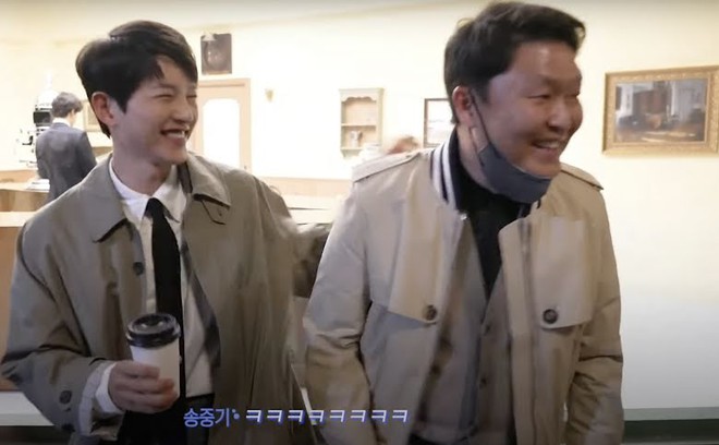 PSY bất ngờ đọ size mặt với nam thần Song Joong Ki ở hậu trường, kết quả khiến chính chủ phải cười phớ lớ trong sự ngỡ ngàng - Ảnh 4.