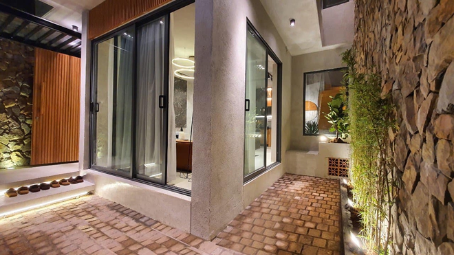 Mua được đất v&agrave;ng trong hẻm, vợ chồng Đ&agrave; Nẵng x&acirc;y nh&agrave; tiền tỷ với kh&ocirc;ng gian tho&aacute;ng đ&atilde;ng, mặt tiền ốp đ&aacute; kh&oacute; đụng h&agrave;ng - Ảnh 2.