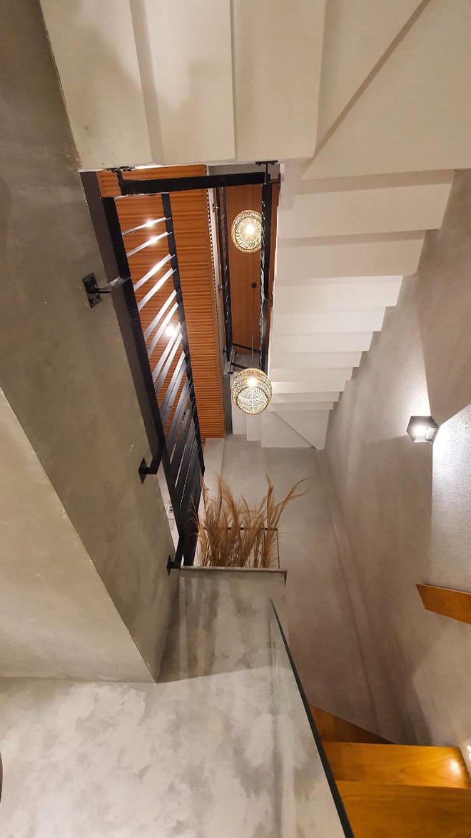 Mua được đất v&agrave;ng trong hẻm, vợ chồng Đ&agrave; Nẵng x&acirc;y nh&agrave; tiền tỷ với kh&ocirc;ng gian tho&aacute;ng đ&atilde;ng, mặt tiền ốp đ&aacute; kh&oacute; đụng h&agrave;ng - Ảnh 8.