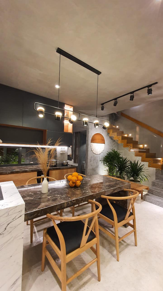 Mua được đất v&agrave;ng trong hẻm, vợ chồng Đ&agrave; Nẵng x&acirc;y nh&agrave; tiền tỷ với kh&ocirc;ng gian tho&aacute;ng đ&atilde;ng, mặt tiền ốp đ&aacute; kh&oacute; đụng h&agrave;ng - Ảnh 5.