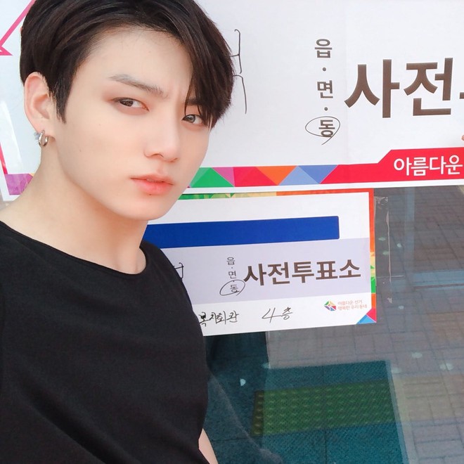 Đi bầu cử, bỗng gặp idol th&igrave; thế n&agrave;o: Phụ huynh bị sốc visual v&igrave; ngắm gần, ph&aacute;i nữ m&ecirc; mẩn nhận ra ngay v&igrave;... thơm qu&aacute; - Ảnh 2.