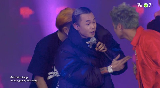 Binz chuyển style áo lông sang cho GDucky còn mình diện áo phao bí bách, trong khi MCK cởi trần ngay trên sân khấu Rap Việt Concert - Ảnh 5.