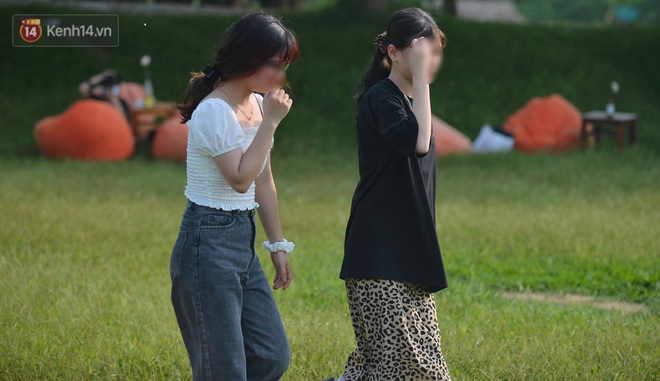 Như chưa từng có dịch Covid-19: Bãi đá sông Hồng đông nghẹt người tụ tập vui chơi, bỏ luôn cả khẩu trang để hóng mát - Ảnh 7. Như chưa từng có dịch Covid-19: Bãi đá sông Hồng đông nghẹt người tụ tập vui chơi, bỏ luôn cả khẩu trang để hóng mát - Ảnh 7.