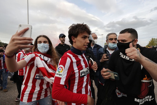 Ghi bàn đưa Atletico lên ngôi vô địch, Suarez bật khóc khi gọi điện cho vợ con - Ảnh 12.