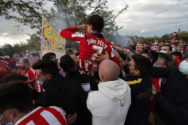 Ghi bàn đưa Atletico lên ngôi vô địch, Suarez bật khóc khi gọi điện cho vợ con - Ảnh 13.