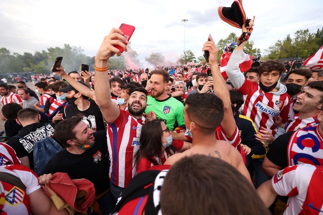 Ghi bàn đưa Atletico lên ngôi vô địch, Suarez bật khóc khi gọi điện cho vợ con - Ảnh 10.