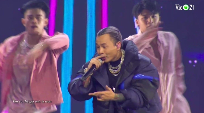 Binz chuyển style áo lông sang cho GDucky còn mình diện áo phao bí bách, trong khi MCK cởi trần ngay trên sân khấu Rap Việt Concert - Ảnh 4.