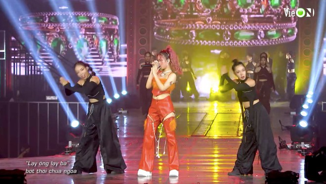 Binz chuyển style &aacute;o l&ocirc;ng sang cho GDucky c&ograve;n m&igrave;nh diện &aacute;o phao b&iacute; b&aacute;ch, trong khi MCK cởi trần ngay tr&ecirc;n s&acirc;n khấu Rap Việt Concert - Ảnh 9.