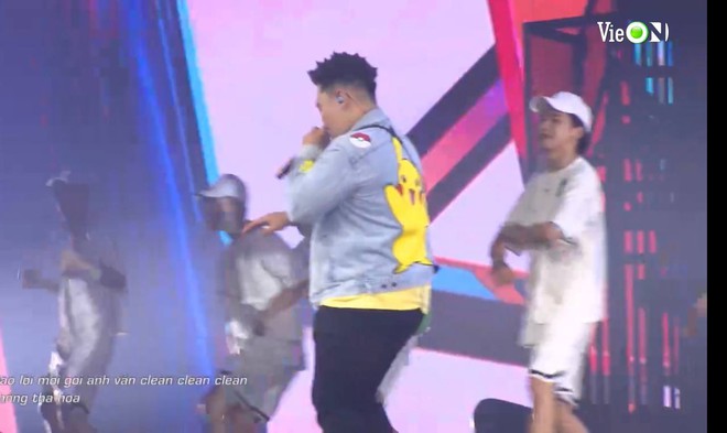 Binz chuyển style áo lông sang cho GDucky còn mình diện áo phao bí bách, trong khi MCK cởi trần ngay trên sân khấu Rap Việt Concert - Ảnh 14.