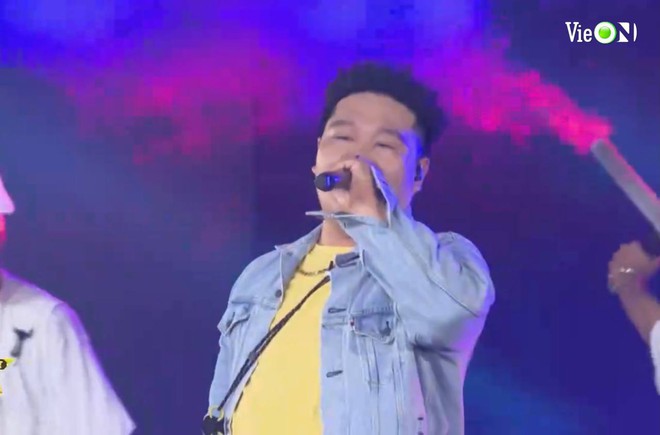 Binz chuyển style áo lông sang cho GDucky còn mình diện áo phao bí bách, trong khi MCK cởi trần ngay trên sân khấu Rap Việt Concert - Ảnh 12.