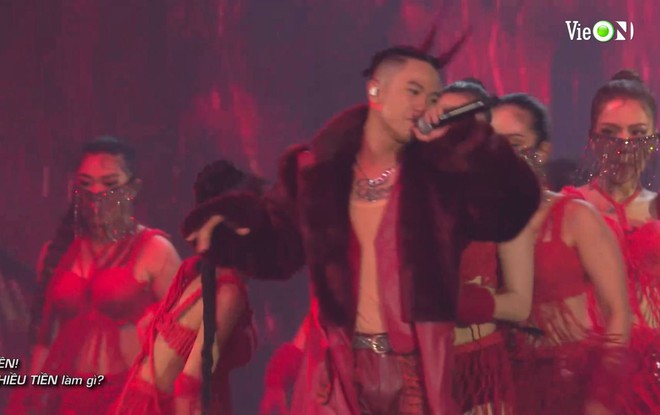 Binz chuyển style áo lông sang cho GDucky còn mình diện áo phao bí bách, trong khi MCK cởi trần ngay trên sân khấu Rap Việt Concert - Ảnh 18.