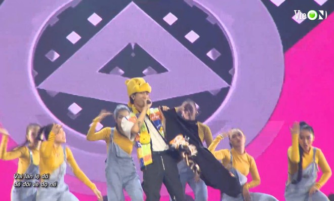 Binz chuyển style &aacute;o l&ocirc;ng sang cho GDucky c&ograve;n m&igrave;nh diện &aacute;o phao b&iacute; b&aacute;ch, trong khi MCK cởi trần ngay tr&ecirc;n s&acirc;n khấu Rap Việt Concert - Ảnh 21.