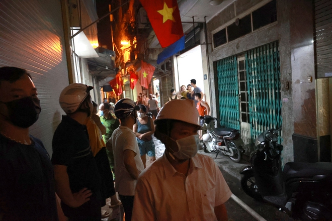 Cháy lớn nhà trong ngõ nhỏ phố Khâm Thiên, một người dân bị bỏng - Ảnh 1.