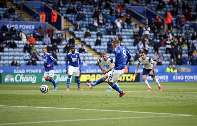 Leicester hụt vé dự Champions League sau sai lầm không thể tha thứ của thủ môn đội trưởng - Ảnh 2.