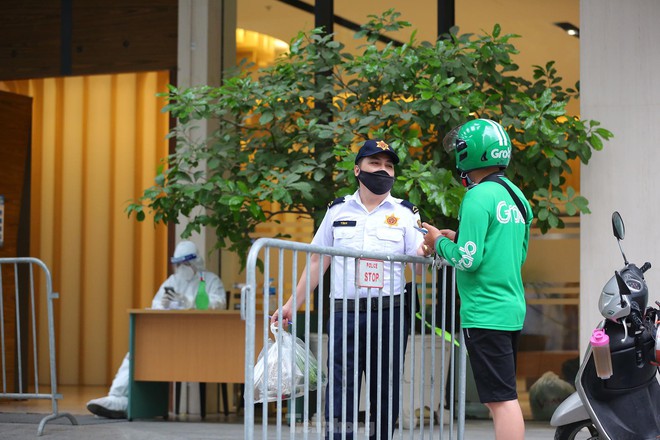 Th&ecirc;m một chung cư ở quận Thanh Xu&acirc;n bị phong tỏa v&igrave; c&oacute; ca mắc COVID-19 - Ảnh 6.