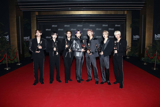 Kết quả Billboard Music Awards 2021: BTS chiến thắng tuyệt đối, The Weeknd gây choáng với 10 cúp, Drake và P!nk được vinh danh! - Ảnh 1.