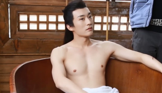 &ldquo;Nam tr&agrave; xanh&rdquo; Lưu Ly &ldquo;kh&oacute;a m&ocirc;i&rdquo; cả nam lẫn nữ, c&ograve;n khoe body n&oacute;ng sốt chả thua Th&agrave;nh Nghị ở Thanh Lạc - Ảnh 9.