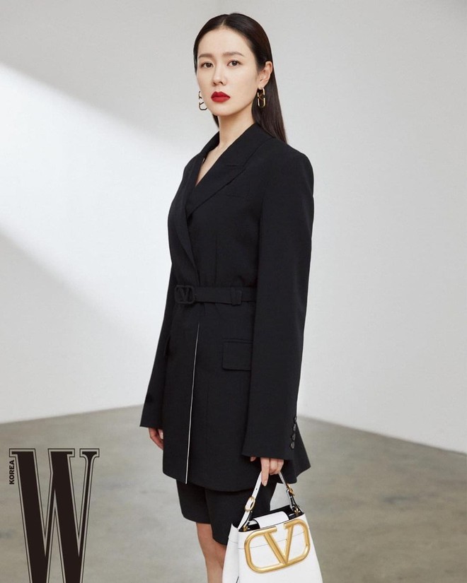Son Ye Jin đổ bộ tạp ch&iacute; với diện mạo lột x&aacute;c qu&aacute; kh&aacute;c lạ: Son đậm dừ ch&aacute;t nhưng sao visual vẫn đỉnh bất chấp thế chị đẹp? - Ảnh 4.