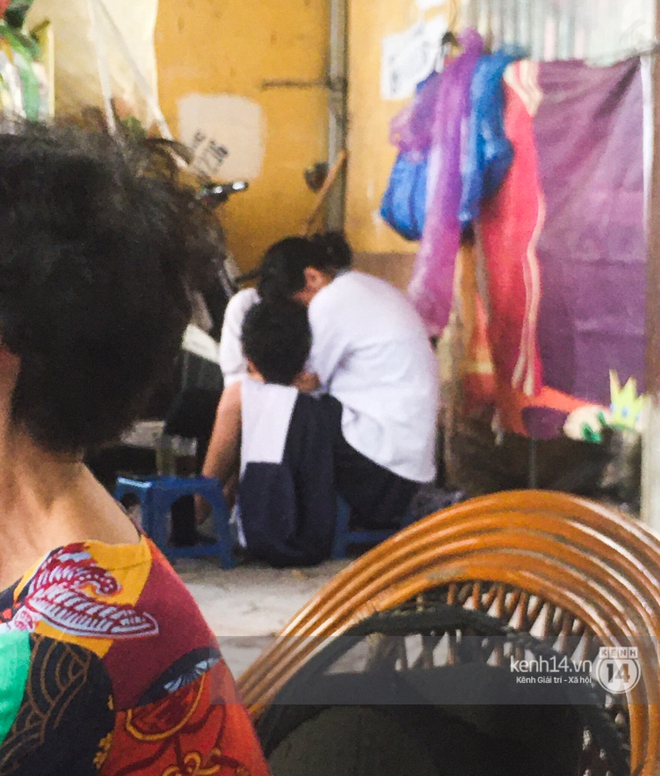 Ảnh, video phản cảm: Nhiều nam sinh vô tư hôn hít, sờ soạng bạn gái quá đà trong quán nước trước cổng trường - Ảnh 12.