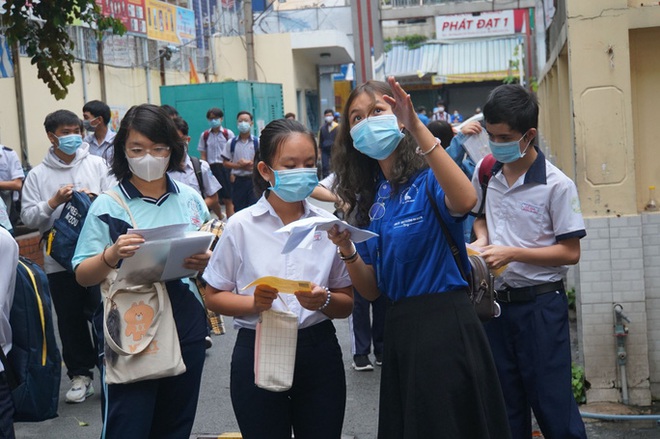 TP.HCM: Hơn 800 thí sinh đầu tiên thi vào lớp 10 Trường Phổ thông Năng khiếu - Ảnh 2.