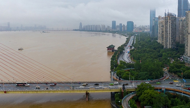 Chưa đến m&ugrave;a lũ, Trung Quốc đ&atilde; c&oacute; gần 100 con s&ocirc;ng vượt cảnh b&aacute;o - Ảnh 1.