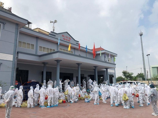 Gấp rút đến tận nhà dân lấy mẫu xét nghiệm COVID-19 - Ảnh 8.