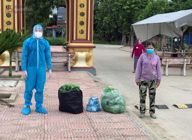 Cô giáo trẻ cùng đội tình nguyện vận chuyển gạo, thực phẩm hỗ trợ các điểm cách ly Covid-19 tại điểm nóng Thuận Thành - Ảnh 18.