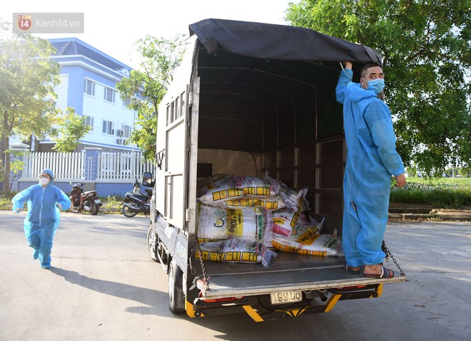 Cô giáo trẻ cùng đội tình nguyện vận chuyển gạo, thực phẩm hỗ trợ các điểm cách ly Covid-19 tại điểm nóng Thuận Thành - Ảnh 7.