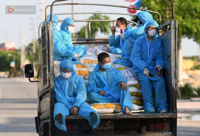 Cô giáo trẻ cùng đội tình nguyện vận chuyển gạo, thực phẩm hỗ trợ các điểm cách ly Covid-19 tại điểm nóng Thuận Thành - Ảnh 8.