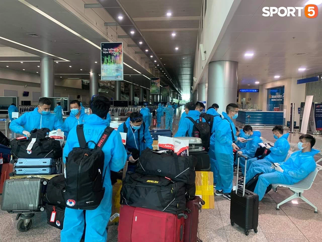 ĐT futsal Việt Nam về tới TP.HCM an toàn sau chuyến bay dài - Ảnh 1.