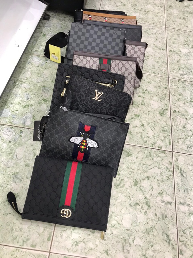 B&aacute;n l&ocirc; h&agrave;ng nh&aacute;i Gucci, Adidas trị gi&aacute; 43 triệu đồng, bị phạt 45 triệu đồng - Ảnh 1.