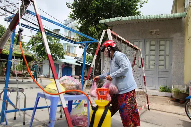 Tình làng nghĩa xóm ở khu phong tỏa - Ảnh 9.