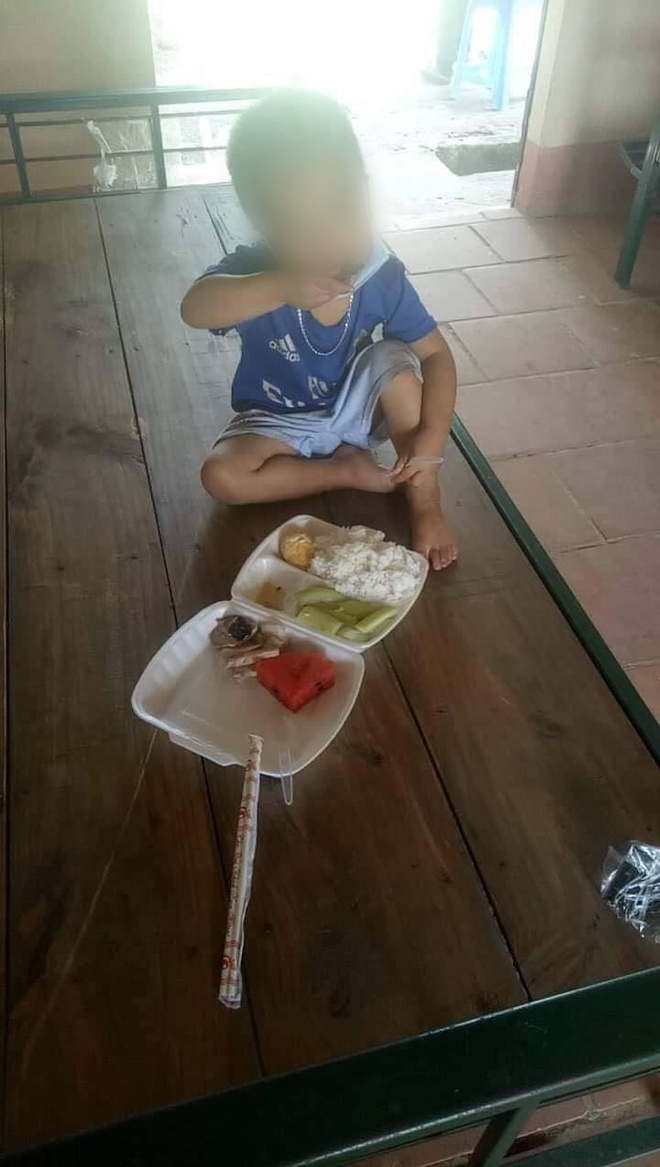 Giữa trưa Bắc Giang nắng nóng, giấc ngủ của em bé 3 tuổi đi cách ly tập trung khiến nhiều người xót xa - Ảnh 1.