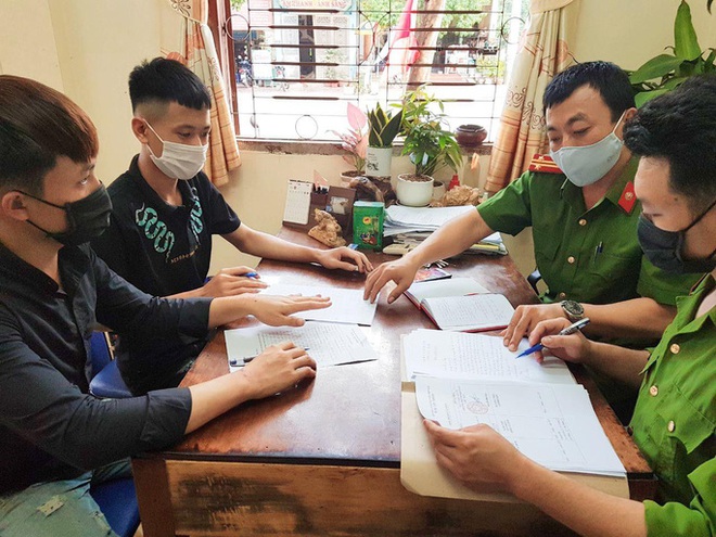 Hai thanh, thiếu ni&ecirc;n tr&egrave;o tường v&agrave;o khu c&aacute;ch ly tập trung thăm bạn g&aacute;i - Ảnh 1.