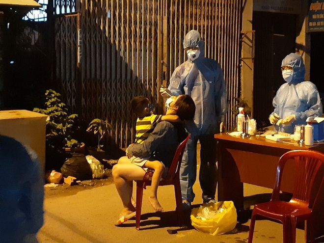 TP. Hồ Ch&iacute; Minh: Xuy&ecirc;n đ&ecirc;m lấy mẫu x&eacute;t nghiệm COVID-19 cho khoảng 50.000 người tại quận G&ograve; Vấp - Ảnh 1.