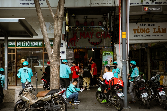 Quán xá Sài Gòn lao đao giữa mùa dịch: Thông báo bán mang đi nhưng nhiều nơi vẫn vắng hoe, khung cảnh ảm đạm bao trùm nhiều tuyến phố - Ảnh 6.